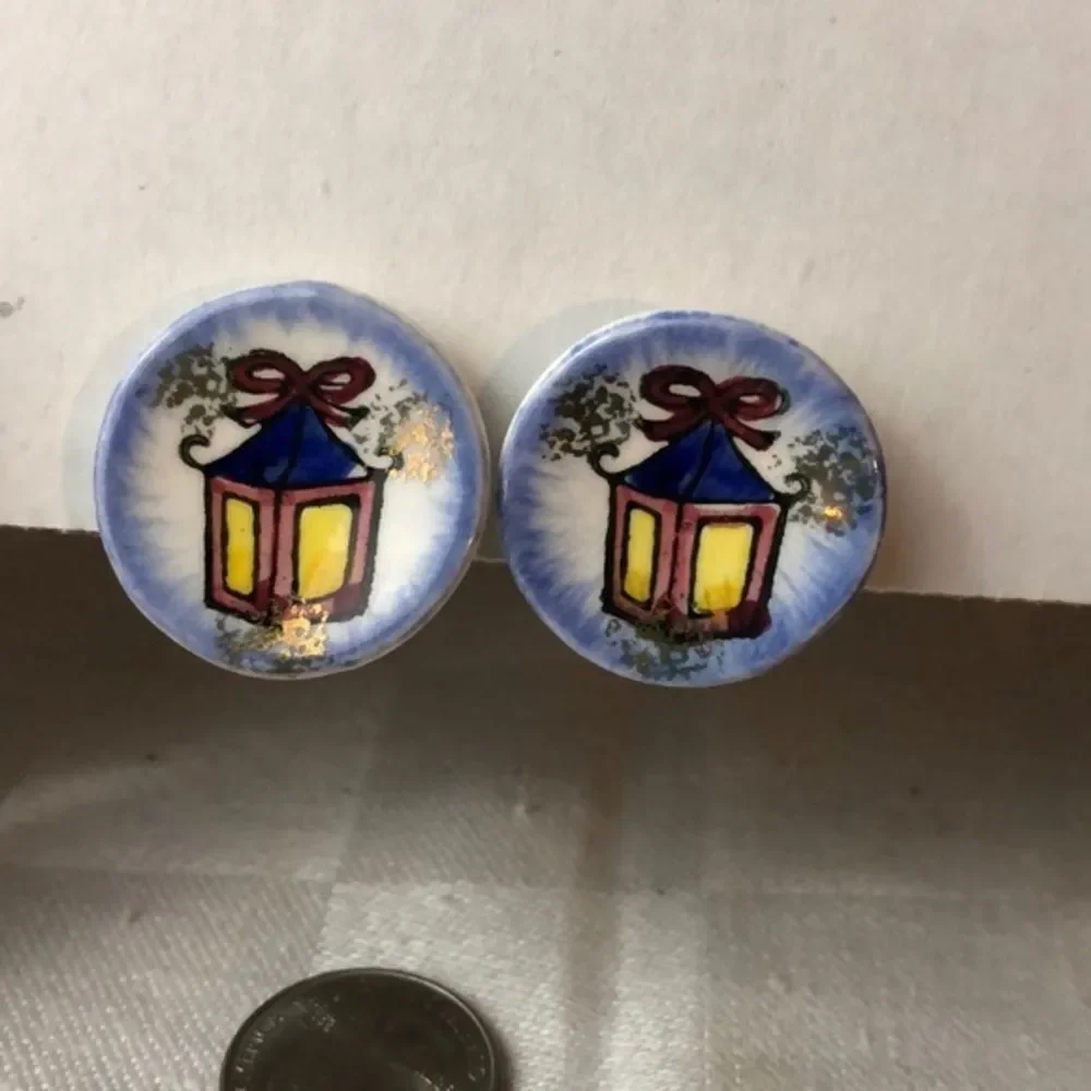 1950’s ceramic tiny art clip earring.